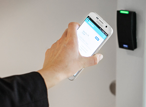 Acesso móvel através de smartphone num sistema de controlo de acessos