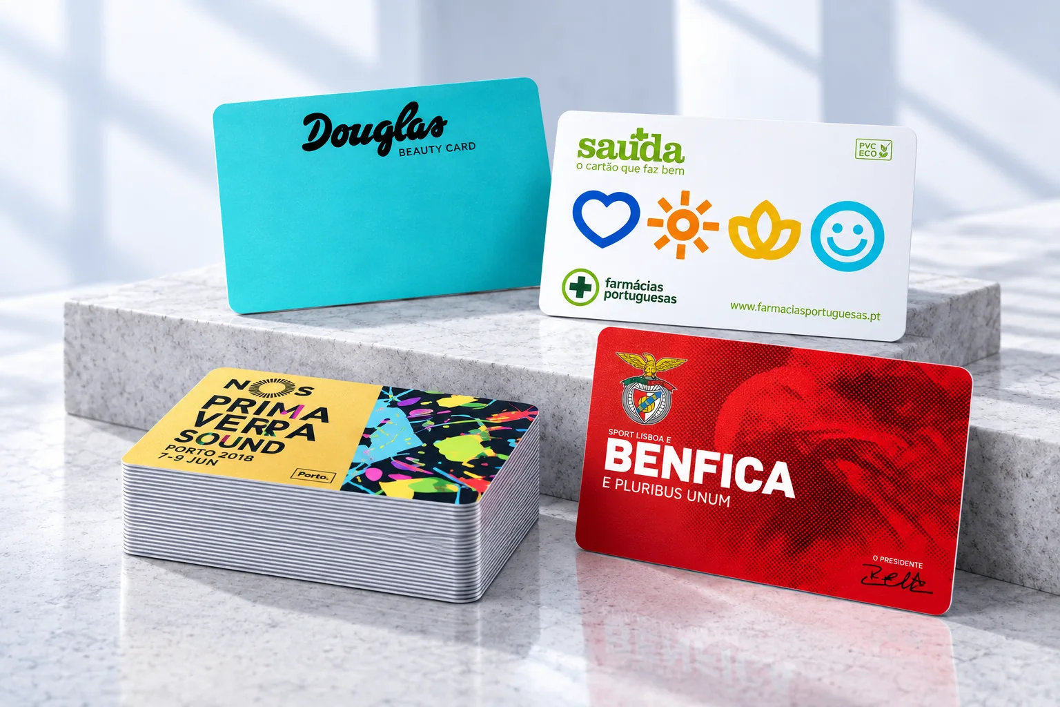 Cartões produzidos pela ActiveCard apresentados sobre pedra clara