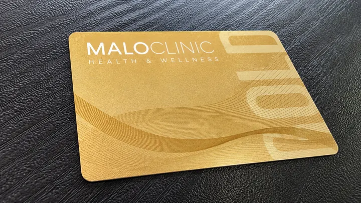 Cartão dourado Malo Clinic produzido pela ActiveCard