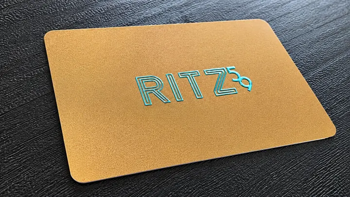 Cartão dourado RITZ5 com relevo turquesa produzido pela ActiveCard