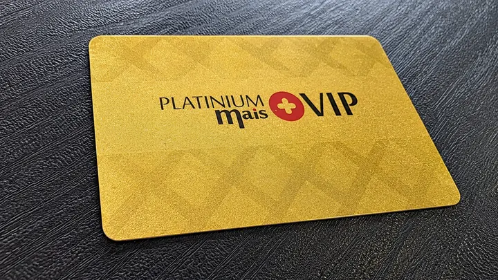 Cartão VIP dourado sobre couro texturado produzido pela ActiveCard