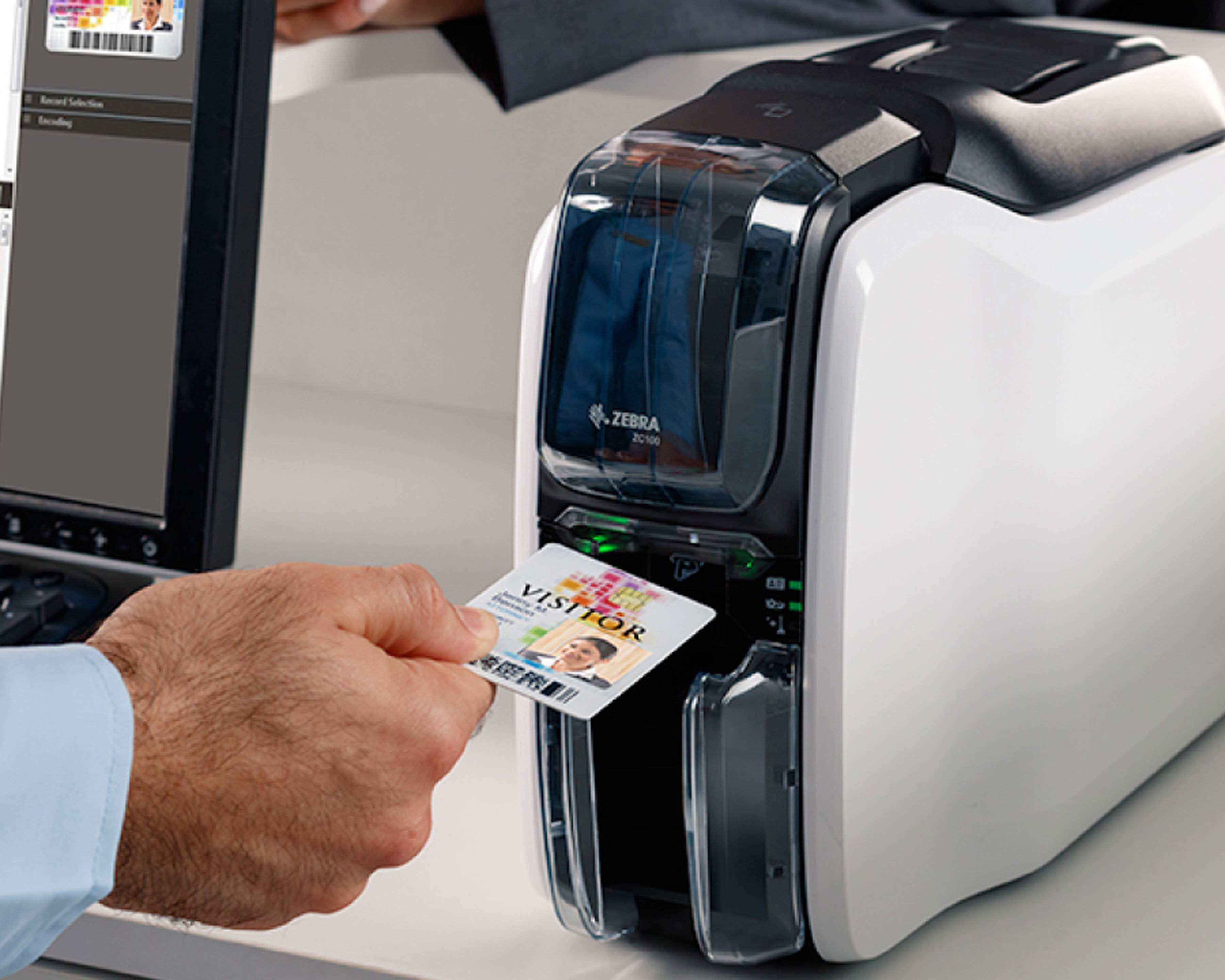 Impressora Zebra compacta numa secretária