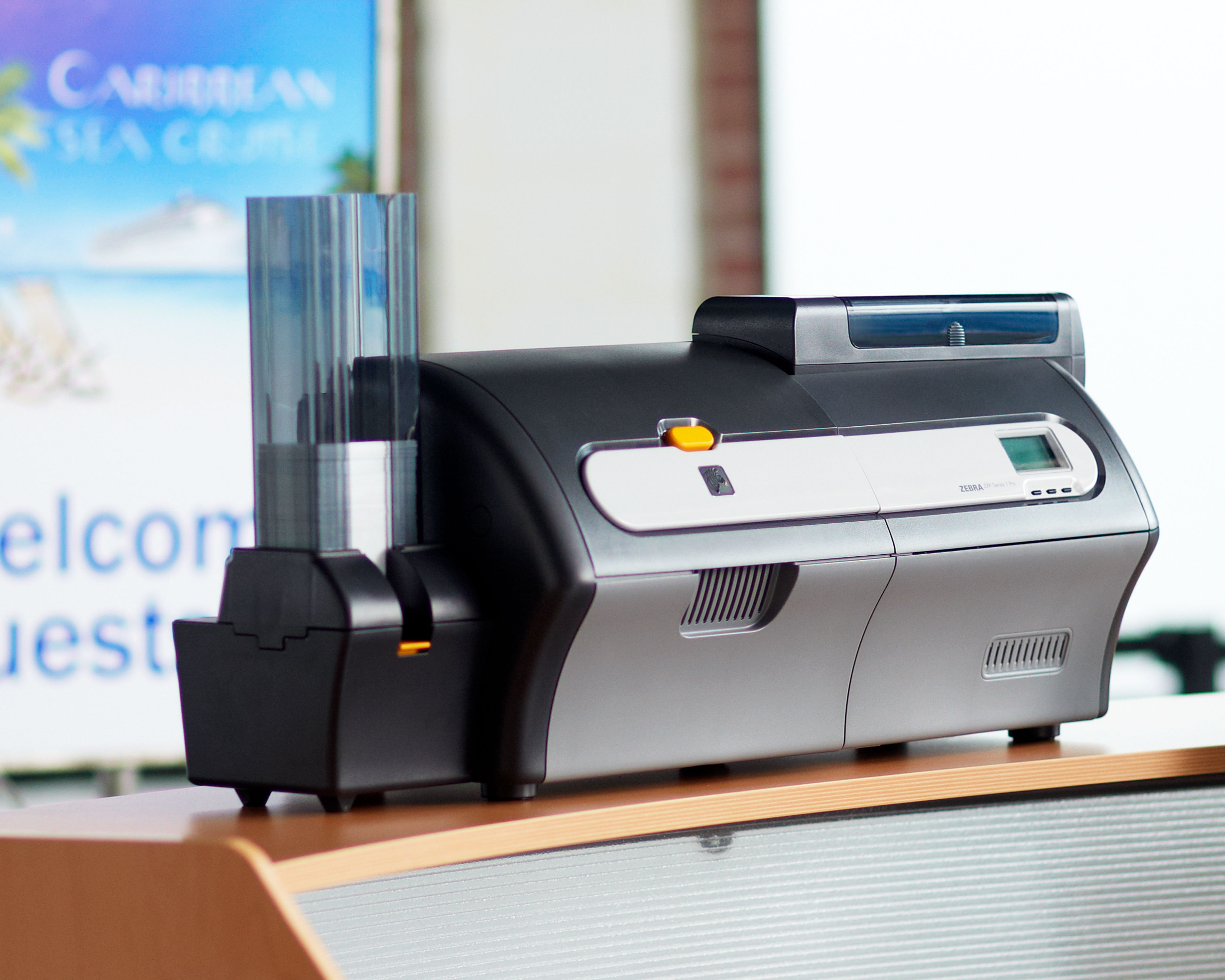 Impressora de cartões Zebra ZXP Series 7 em ambiente de trabalho