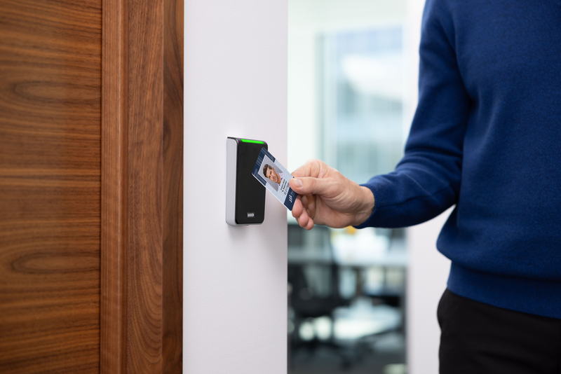 Leitor HID Signo 40 junto de uma credencial